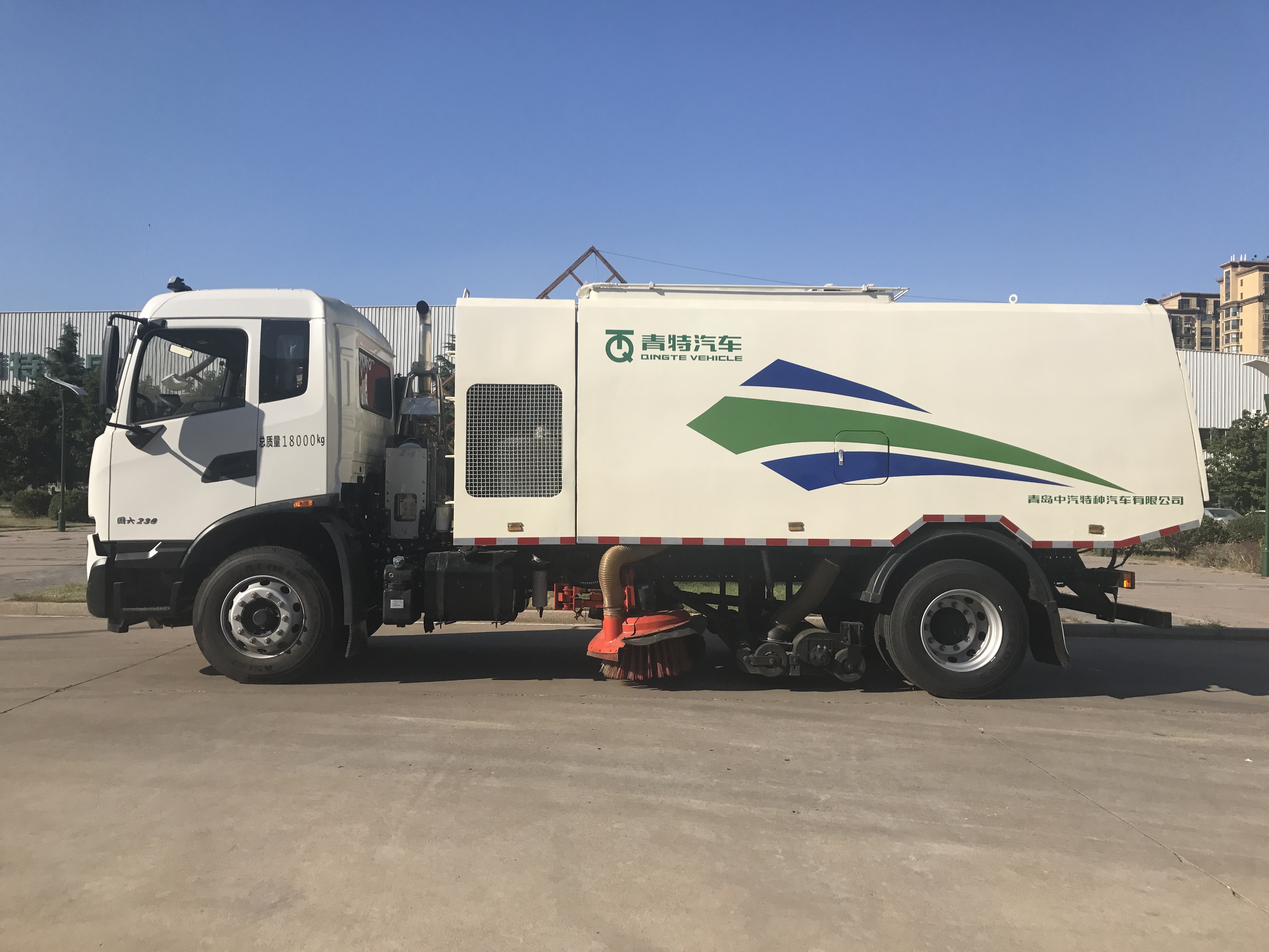 全吸掃路車QDT5180TSLE6