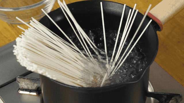 吃米不如吃麵，走親戚不（bú）如住店？